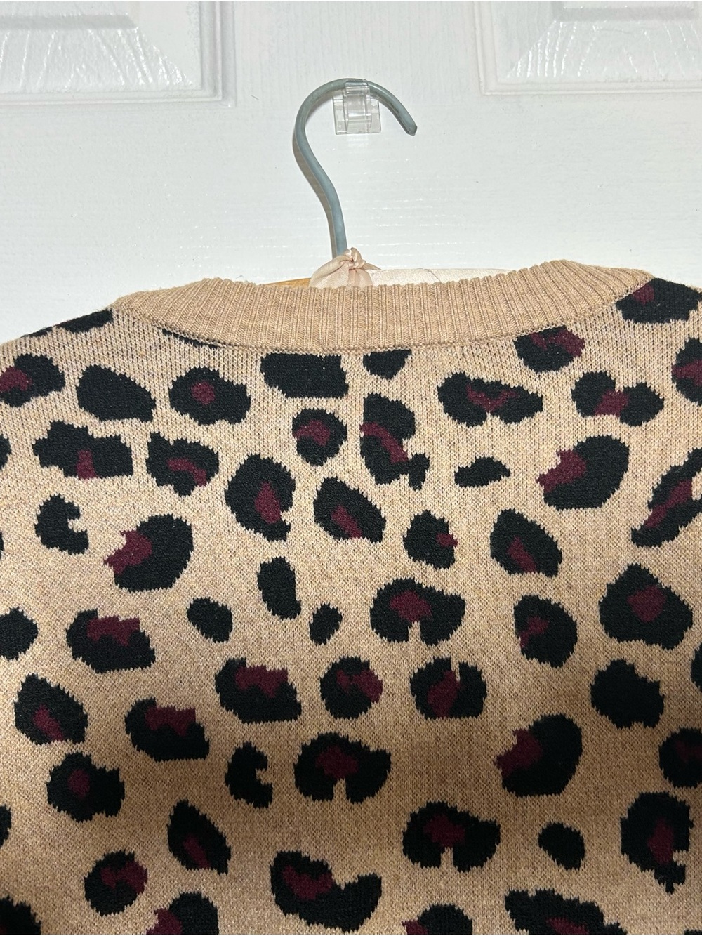 T Tahari Tan Leopard Print Crewneck Sweater Preppy Casual Animal Print - Picture 12 of 14
